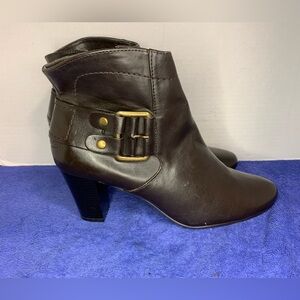 STUDIO WORKS BOLERO - BLACK SIDE BUCKLE HIGH HEEL ZIP-UP ANKLE BOOTS SIZE 9M 9M